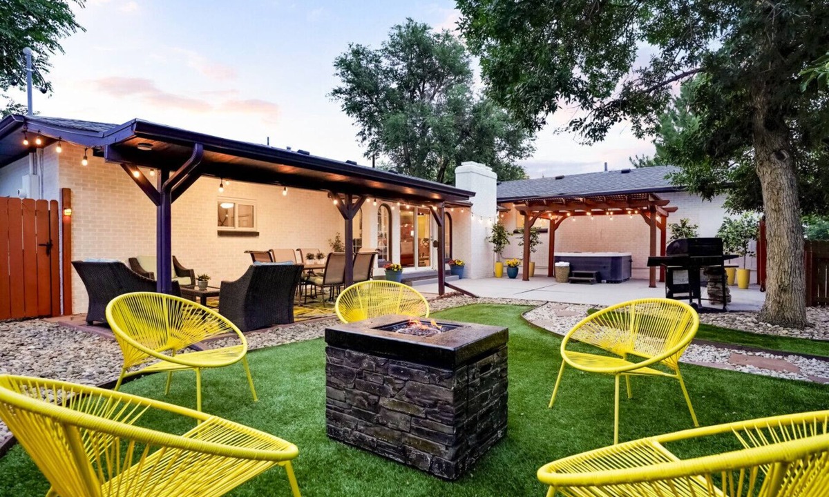 Berkley Apartment | Unforgettable Stay - HOT TUB & Fire Pit- 4 Miles DT