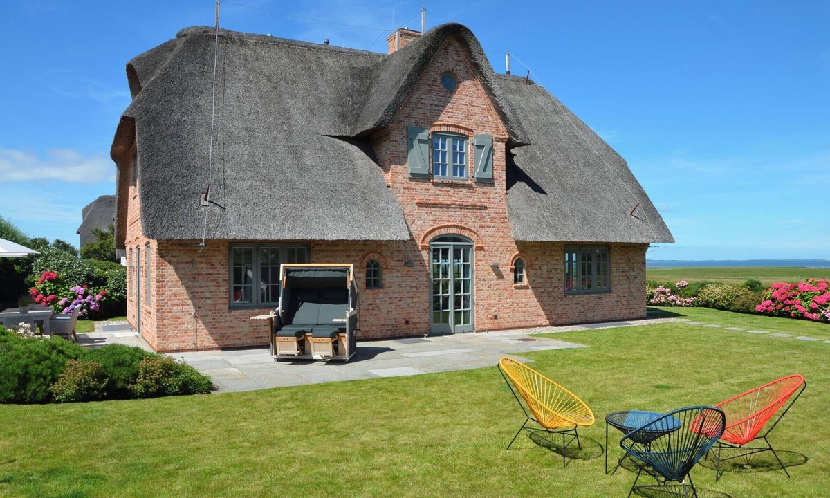 Großmorsum House | Unique detached house with panoramic windows overlooking the sea