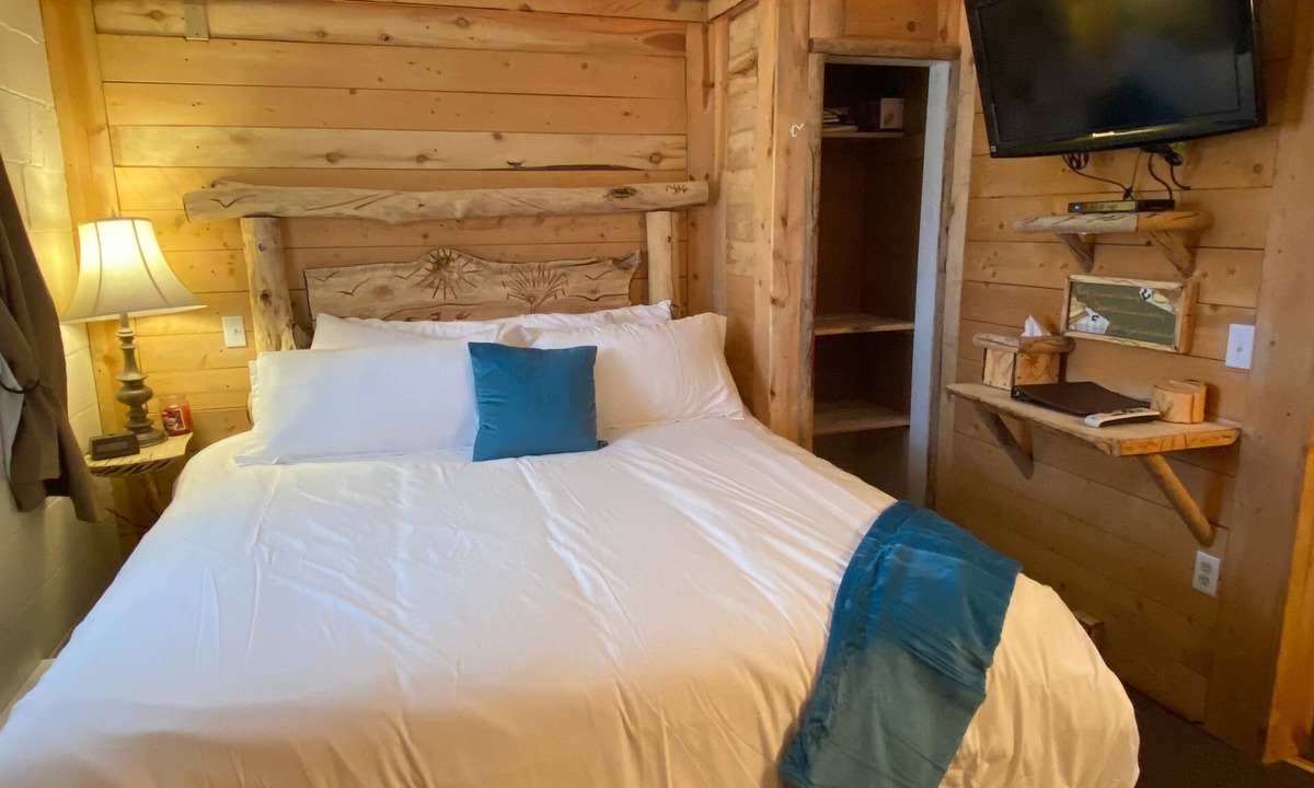 Cedaredge Apartment | Unit 5: 2 Rooms, 1 King, 1 Queen/w Kitchenette