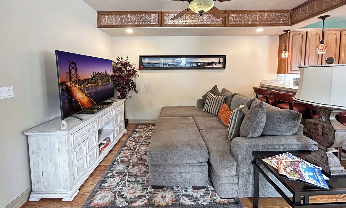 Grand Junction House | Victorian Chateau Large Private Baths, Downtown, Pet Friendly, Walk to CMU