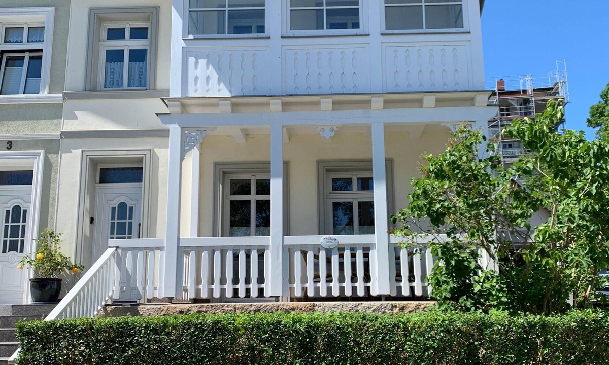 Sassnitz Apartment | Villa Rosengarten - Ferienwohnung Baumhaus mit Seeblick