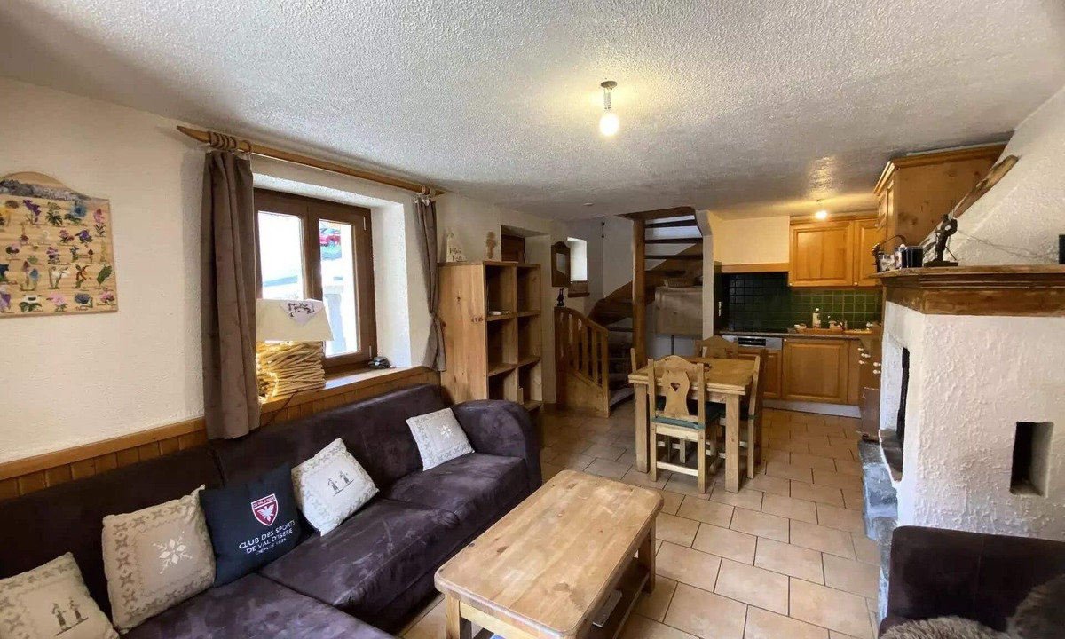 Les Allues Villa | Village house in the heart of Les Allues close to shops and cable car