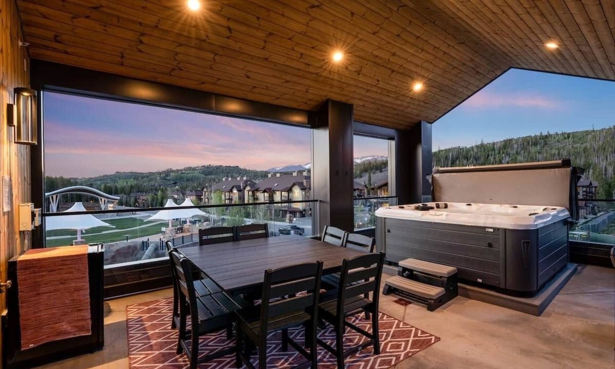 Winter Park House | VIP Concert Viewing from Private Hot Tub+Walkable+5BR+Sauna+Kids Ski Gear Free