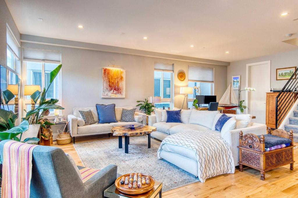 West Colfax House | Walk to Empower Field: Townhome w/Hot Tub!