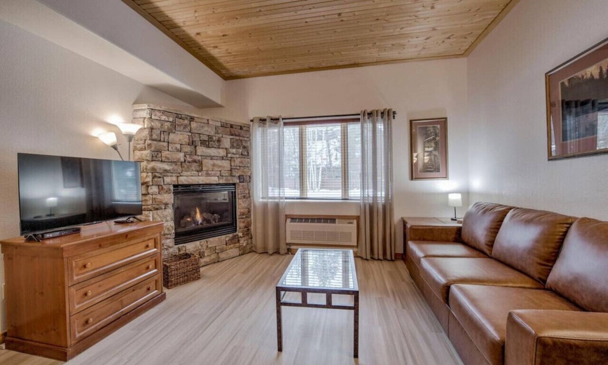 Mountain House Apartment | Walk to Keystone Lifts! Cozy Studio w/Mountain Views, Pool & Hot Tub