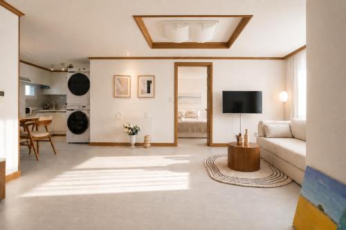 Wangsimnidoseon-dong Apartment | Wangsimni Station 3 Min Walk Line 2 Near Seongsu Hanyang Univ 3BR Sleeps 8
