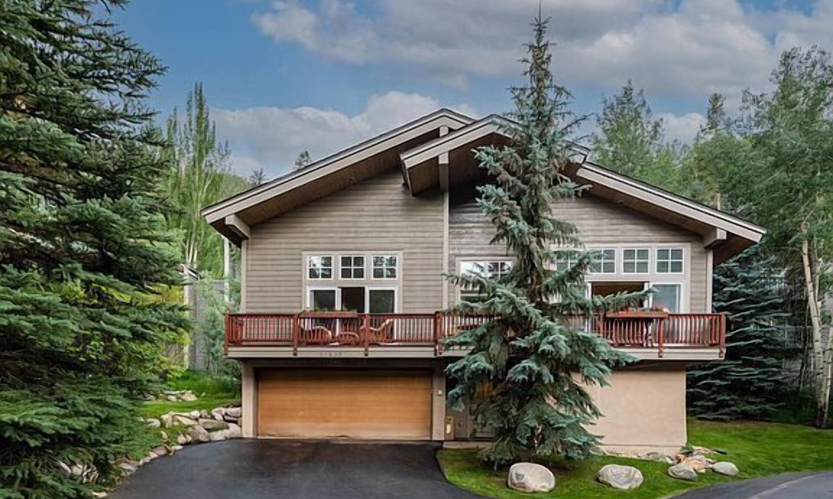 Intermountain House | West Vail Home | Steps to Bus | 5 Mins to Vail Village | Heated Garage