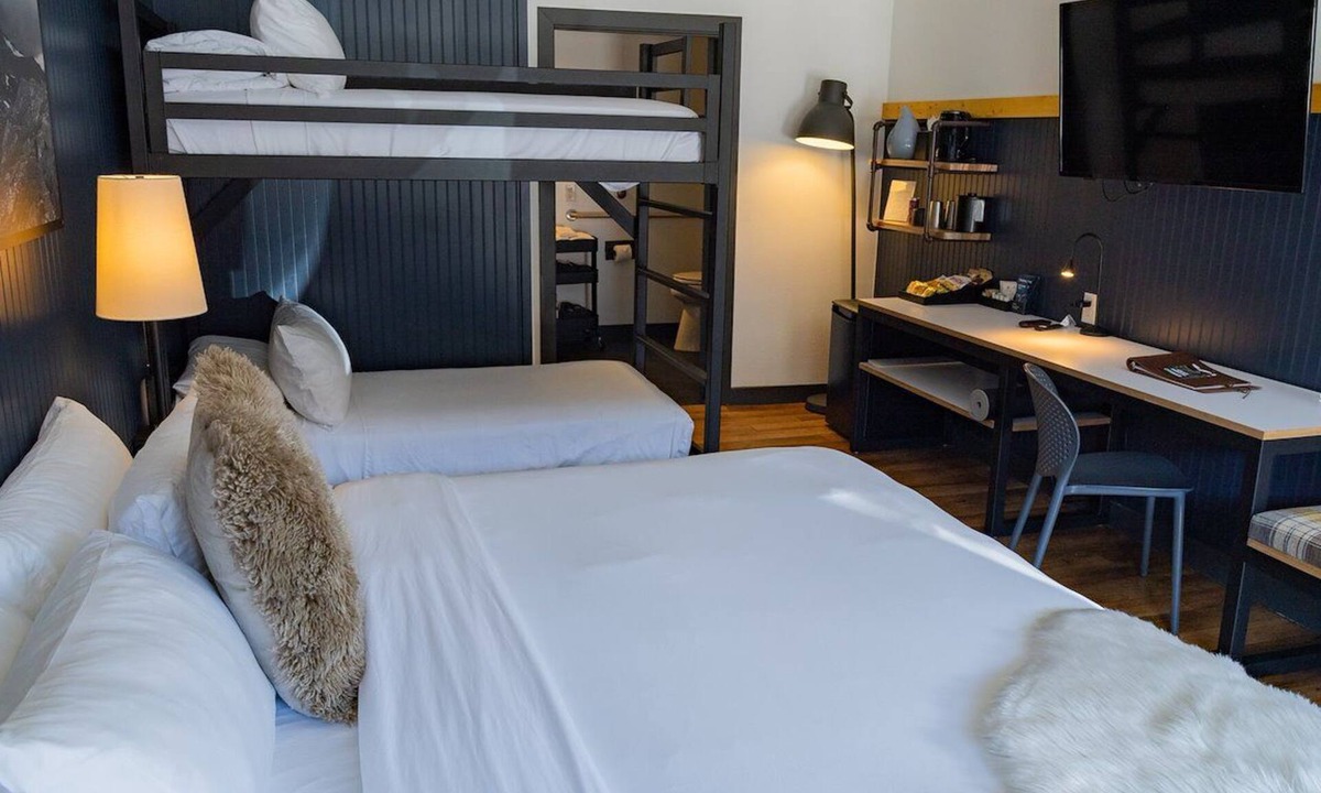 Winter Park Hotel | Winter Park Family Escape: Modern Room with Downtown Access | Outdoor Hot Tub