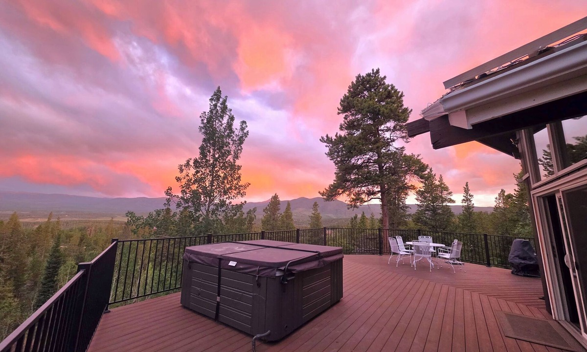 Tabernash House | WinterPark Chalet-3br/2ba. 2decks/hottub/mtn views. Skiing/Hiking/Biking nearby.