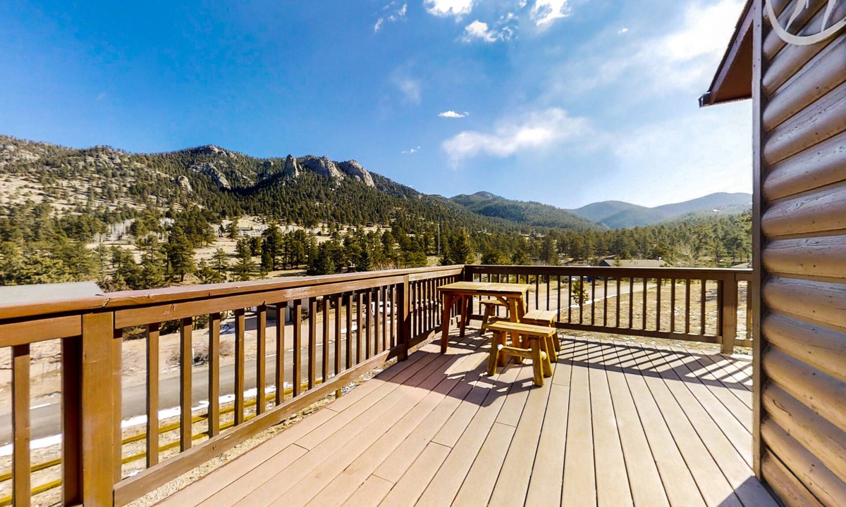 Carriage Hills Cabin | Wonderful family cabin w/stunning views, free WiFi, & full kitchen - near trails