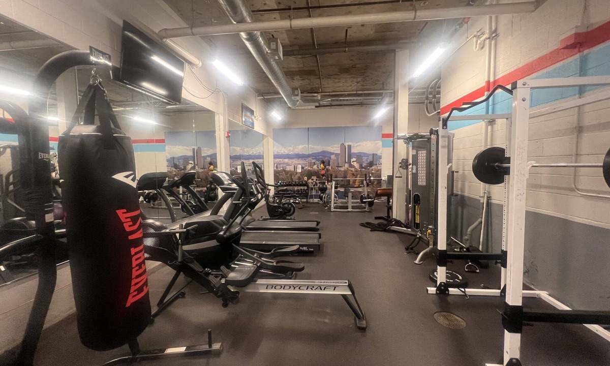 City Park West Apartment | Wonderful Studio in City Park West, pet friendly building.