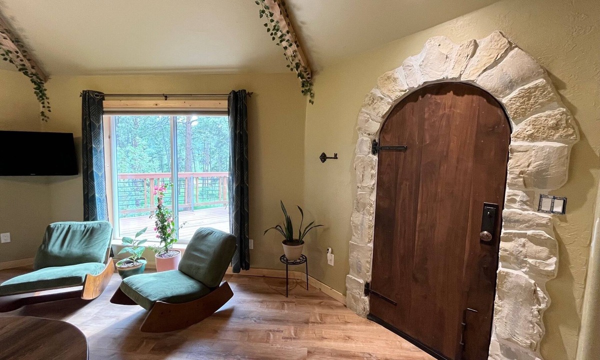 Indian Hills Cottage | Woodland Cottage Winter Retreat 30 Mins from Denver- WiFi, Kitchen, Sleeps 4