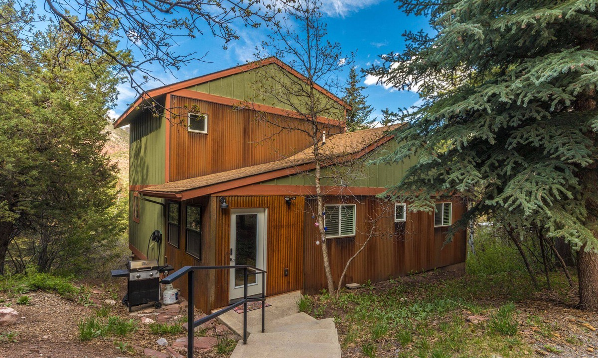 Idlewild Estates House | Wrap-Around Deck | San Juan Views | Secluded | Air Conditioning STR2025-045