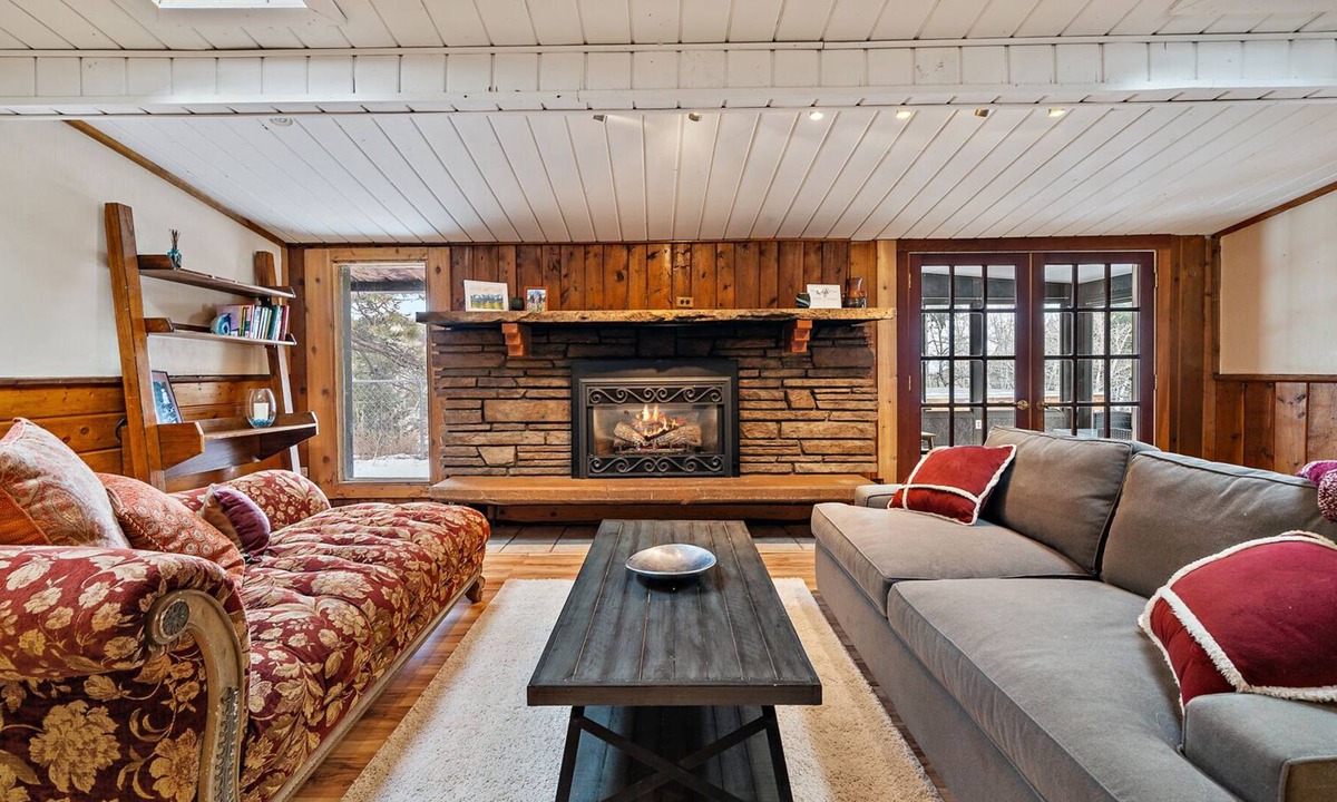 Hangen Ranch And M and B House | Your peaceful mountain home with private hot tub
