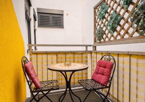 Balcony Apartment for 4 near Naschmarkt & Kettenbrückengasse U4 Metro