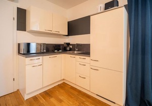 Balcony Apartment for 4 near Naschmarkt & Kettenbrückengasse U4 Metro