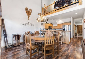 Close to downtown Breckenridge, vaulted ceilings, walk to mountain, hot tubs!
