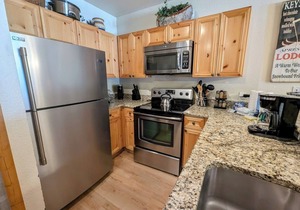 Cozy Keystone Condo | Hot Tubs, Patio & Views