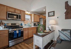 Dover De-Lite - 1 Bedroom with Loft 2 Bath Parkside Bungalow