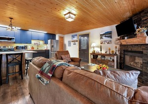 Riverfront Retreat Fireplace Close to RMNP
