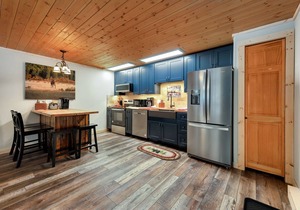 Riverfront Retreat Fireplace Close to RMNP