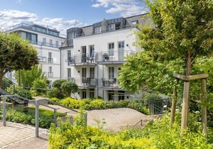 Top floor apartment with sunny balcony and beautiful view of Lake Schloon -