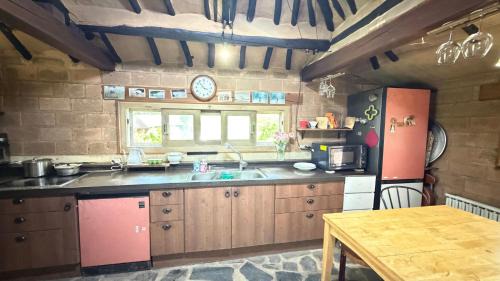 Seorak House | 가평 야옹이네 Near Seoul Healing Stay Cats, BBQ, Korean Firepit Nights