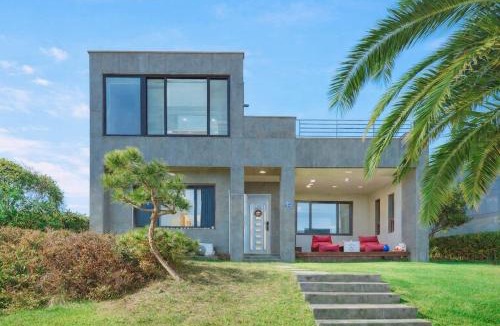 Seogwipo City House | 동홍별장 Fantastic Tangerine Orchard, Hallasan View, Private Villa for One Team Only, Large BBQ, Toddler Hot Spring Pool, Large Family, Top Rated Location