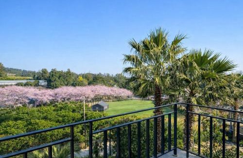 Seogwipo City House | 스무스브릭 Panoramic tangerine field view private villa, year round heated kids pool, BBQ, center of Seogwipo, Maeil Olle Market 5 minutes, near Jungmun Tourist Complex