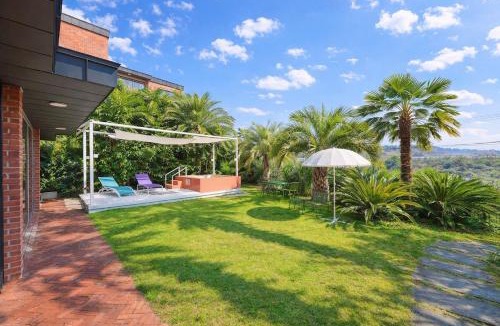 Seogwipo City House | 스무스브릭 Panoramic tangerine field view private villa, year round heated kids pool, BBQ, center of Seogwipo, Maeil Olle Market 5 minutes, near Jungmun Tourist Complex