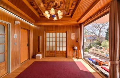 Gangjeong-dong House | 양옥집소정원 Fantastic ocean view private house, year round spa jacuzzi, BBQ,Seogwipo tourism center, Maeil Olle Market 5 minutes, Jungmun Tourist Complex, near Hallasan