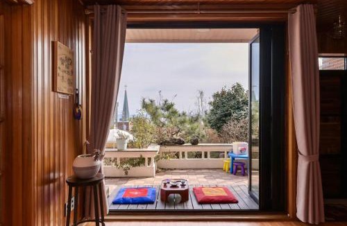 Gangjeong-dong House | 양옥집소정원 Fantastic ocean view private house, year round spa jacuzzi, BBQ,Seogwipo tourism center, Maeil Olle Market 5 minutes, Jungmun Tourist Complex, near Hallasan