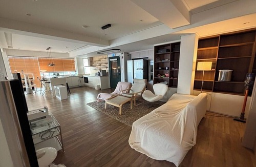 Eungam-dong House | 응암역에서 1분 거리에 위치한 세련된 하우스입니다