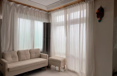 Downtown Apartment | 제주 공항 5분ㅣ2룸 5인 숙소ㅣ침대 3개ㅣ용두암 카페거리 산책로ㅣ실로스테이 - Jeju Island New Accommodation Shiloh Stay
