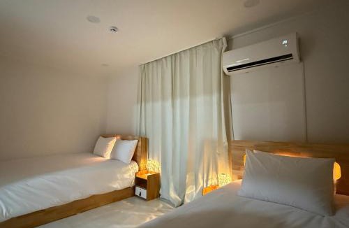 Downtown Apartment | 제주 공항 5분ㅣ2룸 5인 숙소ㅣ침대 3개ㅣ용두암 카페거리 산책로ㅣ실로스테이 - Jeju Island New Accommodation Shiloh Stay