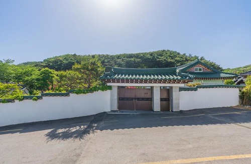 Gyeongju Villa | 초음정 Luxury Hanok Style Villa with Private Garden in Gyeongju