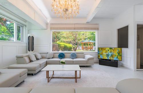 Gyeongju Villa | 초음정 Luxury Hanok Style Villa with Private Garden in Gyeongju