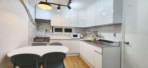 Seogang-dong Apartment | 토피아, Hongdae Yeontral park