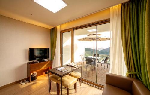 Sanyang-eup Resort | 통영 동원리조트&유스호스텔
