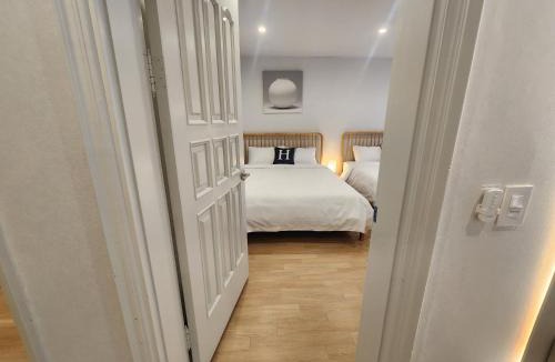 Seogang-dong Apartment | 홍대입구역, 홍대, 방 3개 욕실 2개, 호텔 침구, 10인 숙소, 넓은 거실, 가족여행, 세탁건조기, 평지