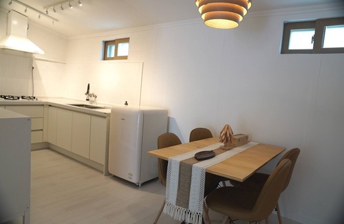 Seo-Gu House | 흰나무집Whitetreehouse/city center/cozy/max 6/family/books