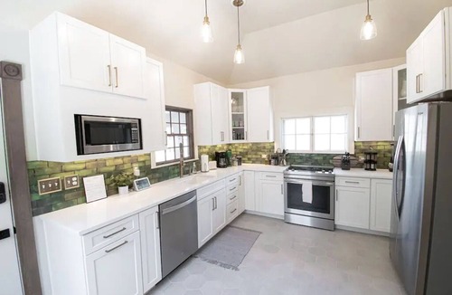 Littleton House | 1.5 Blocks to Main St 🏡 Littleton Luxury 🌻Garden 🐶Pets