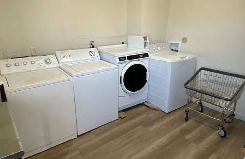 Green River Apartment | 1-bedroom suite on 1st Fl. in Green River with AC, WiFi, a kitchen and laundry.
