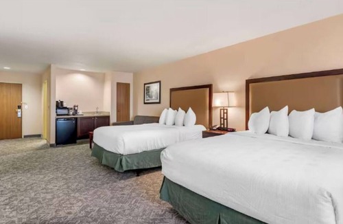 Eagle Hotel | 1 King +2 Queens Two-Floor Suite w/Free Breakfast| Shuttle to/from Vail Airport