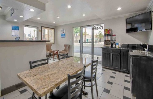 Carousel Apartment | 1 King Bed | Non-Smoking, Micfridge