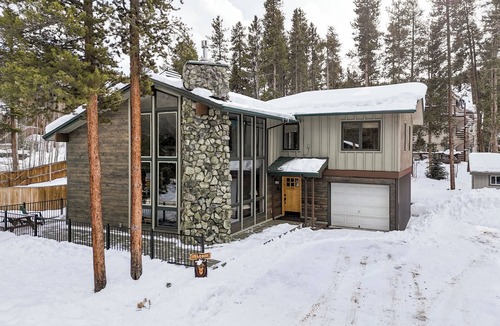 Warrior's Mark House | 1 mi to town, bikable neighborhood, free shuttle route, 3 King beds