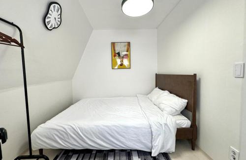 Sungin-dong Apartment | 1 Min to Subway , 3 Queen Beds , Up to 6 Guests , Seoul Center