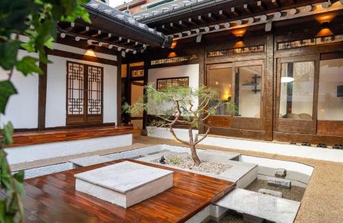 Anam-dong House | 100년 전통 Hanok Stay Wolha Jeong - 5mins to Jongno Seoul 침실 2개, 침대 2개 , 화장실 2개