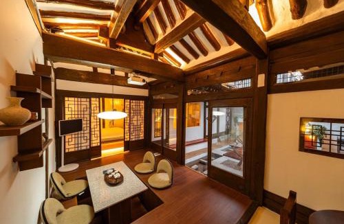 Anam-dong House | 100년 전통 Hanok Stay Wolha Jeong - 5mins to Jongno Seoul 침실 2개, 침대 2개 , 화장실 2개