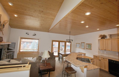Old Town House | 104 Clover Lane Slopeside Village – NEWLY RENOVATED, Private Hot Tub